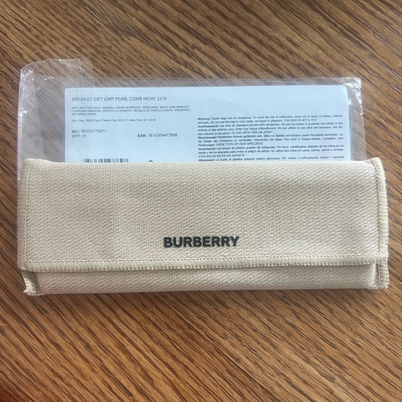 Limited edition Burberry pearl comb and case. - Picture 3 of 3